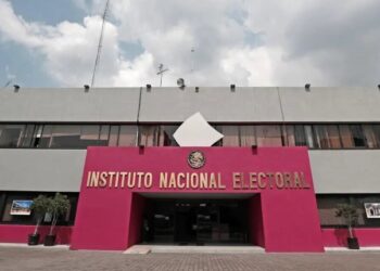 Elementos de seguridad resguardan las instalaciones del INE previo al debate