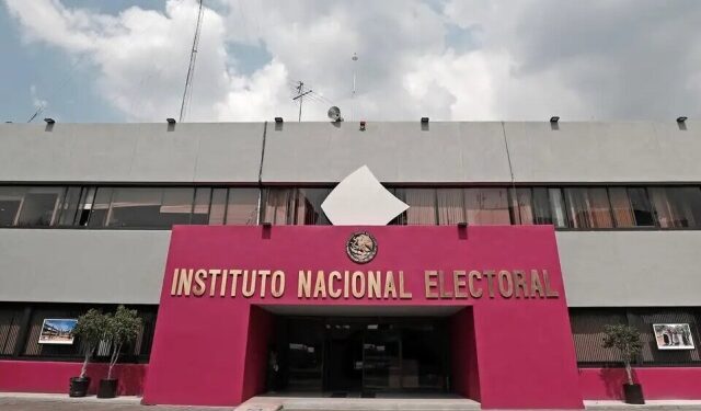Elementos de seguridad resguardan las instalaciones del INE previo al debate
