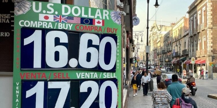 Peso, en su mejor nivel desde noviembre de 2015; cotiza a 16.46 por dólar