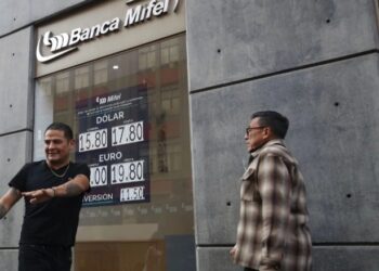 Peso y bolsa mexicana abren a la baja