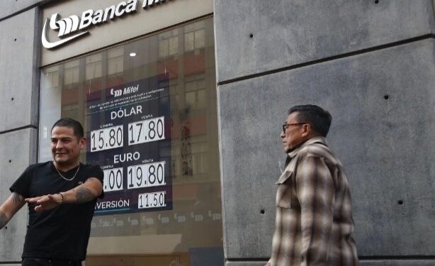 Peso y bolsa mexicana abren a la baja