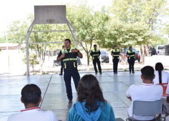 Orientan a jóvenes sobre prevención de accidentes en moto y uso correcto de casco