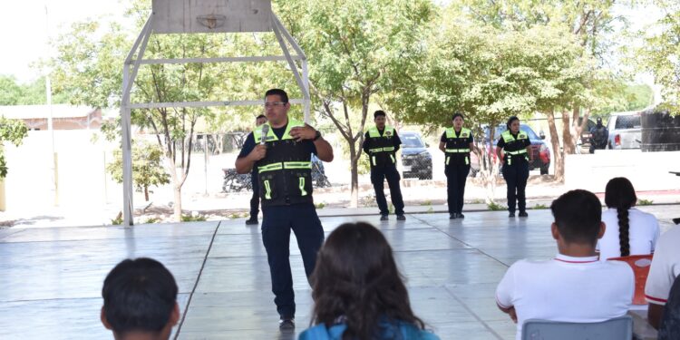 Orientan a jóvenes sobre prevención de accidentes en moto y uso correcto de casco
