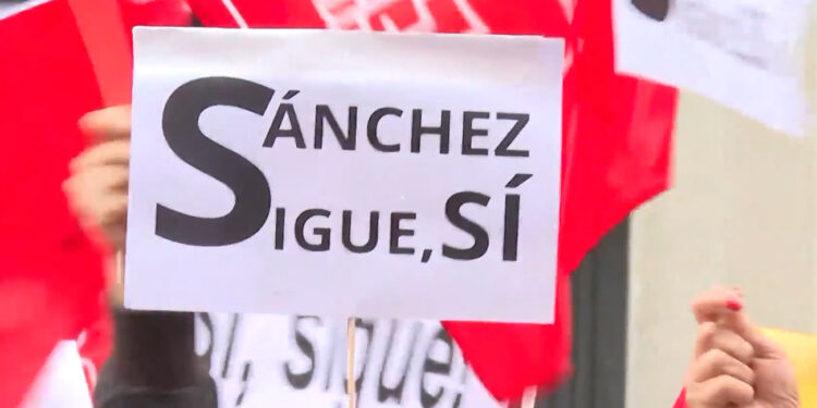 “Pedro Sánchez, estamos contigo”, claman miles de socialistas en Madrid