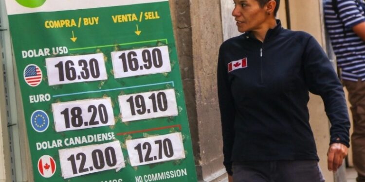 Termina el peso la semana en su mejor nivel desde 2015