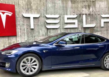 Llaman a revisión más de 4 mil autos Tesla para correcciones de software en México