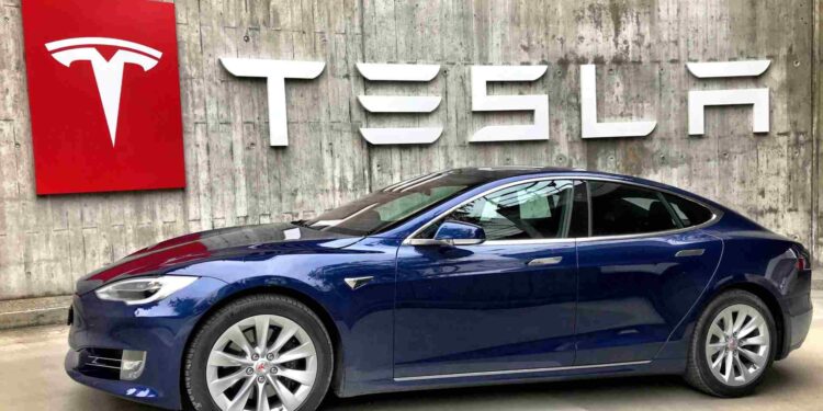 Llaman a revisión más de 4 mil autos Tesla para correcciones de software en México