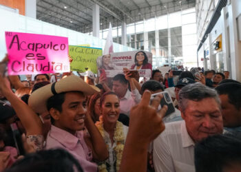 En un auténtico carnaval, simpatizantes le dan la bienvenida a CLAUDIA SHEINBAUM en ACAPULCO