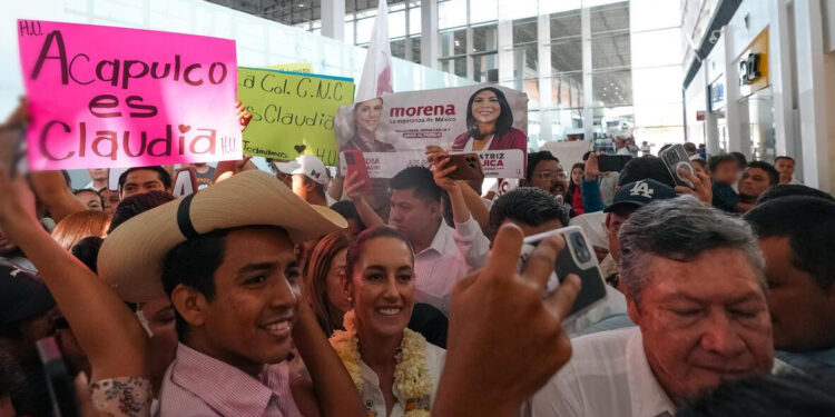 En un auténtico carnaval, simpatizantes le dan la bienvenida a CLAUDIA SHEINBAUM en ACAPULCO