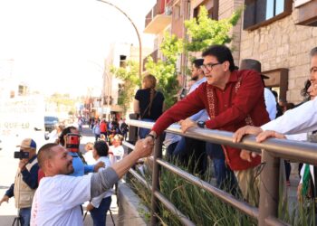 Desfilan numerosos contingentes al celebrar el Día del Trabajo en Nogales