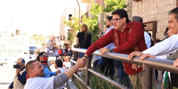 Desfilan numerosos contingentes al celebrar el Día del Trabajo en Nogales