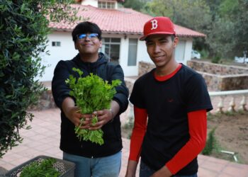 Participan estudiantes del Creson en taller sobre agricultura orgánica para crear huertos escolares