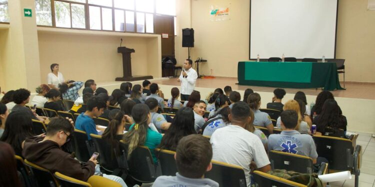 Heriberto Aguilar ante universitarios: con López Obrador, en 1997, iniciamos la revolución de conciencias