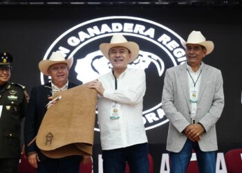Acompaña Gobernador a ganaderos en asamblea general de UGRS