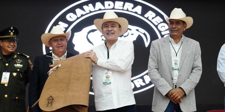 Acompaña Gobernador a ganaderos en asamblea general de UGRS