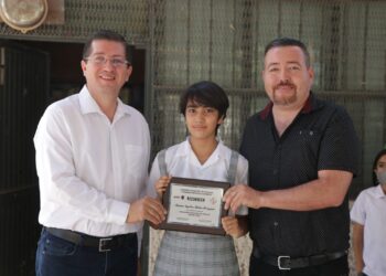 Brindan a Beatriz Angelina reconocimiento por haber sido presidenta de Navojoa