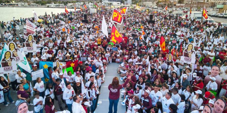 Gran cierre de campaña  de la Dra Karla Córdova en el malecón turístico