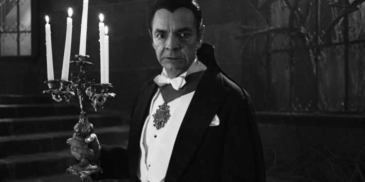 Eugenio Derbez es Drácula en la comedia que revive cómo se grabó el filme en 1930