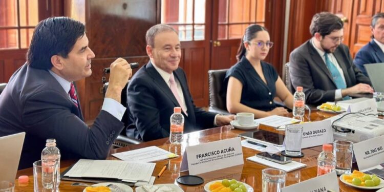 Expone Gobernador iniciativas en materia de aprovechamiento de energías limpias