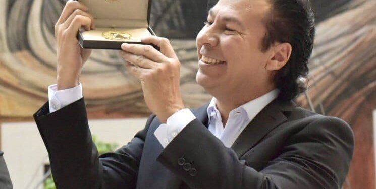 Recibe Medalla Emiliana de Zubeldía el tenor Jesús León