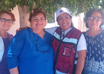 Lleva Alma Higuera el mensaje de la Transformación, casa por casa en la comunidad de San Ignacio Cohuirimpo.