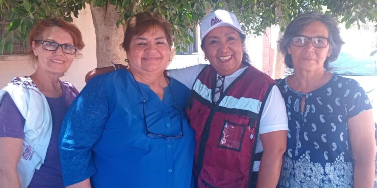 Lleva Alma Higuera el mensaje de la Transformación, casa por casa en la comunidad de San Ignacio Cohuirimpo.