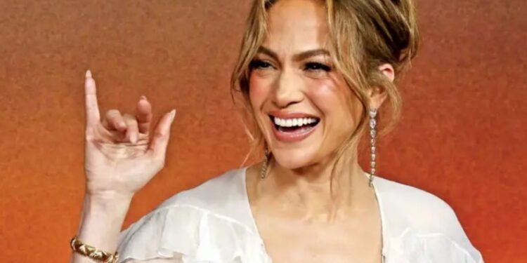 ‘¡Gracias, mi gente latino!’: Jennifer Lopez; la actriz se presenta en la premier de ‘Atlas’