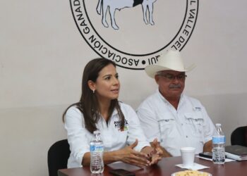 Escucha Anabel Acosta planteamientos de productores de leche del valle del Yaqui