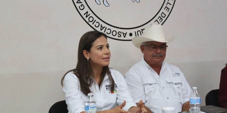 Escucha Anabel Acosta planteamientos de productores de leche del valle del Yaqui