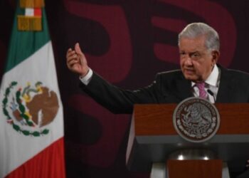 AMLO anuncia aumento salarial de 10% a los maestros