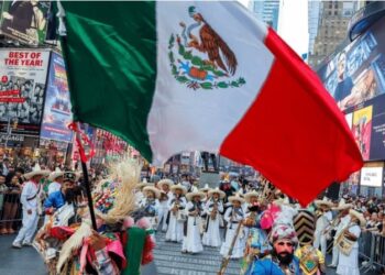 Mexicanos muestran ritmo y tradición en un espectáculo de baile en Times Square
