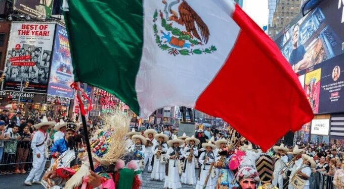 Mexicanos muestran ritmo y tradición en un espectáculo de baile en Times Square