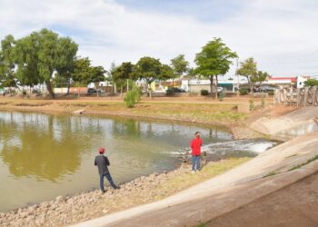 Realiza promotora inmobiliaria rellenado de agua en la laguna del náinari