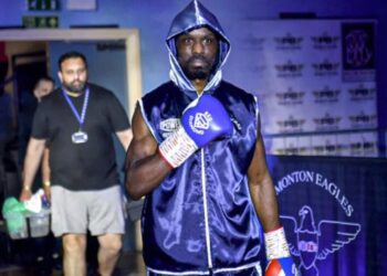Muere el boxeador Sherif Lawal en el cuarto round de su debut