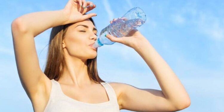 Estos son los sueros orales que debes evitar en la temporada de calor, según Profeco
