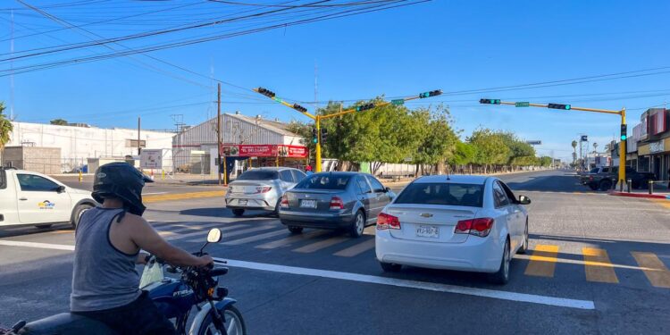 En funcionamiento semáforo en calle Jalisco y Allende