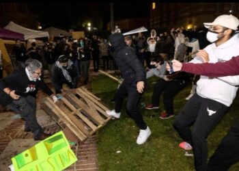 Entra policía a la UCLA por choques a palazos en protestas por Gaza