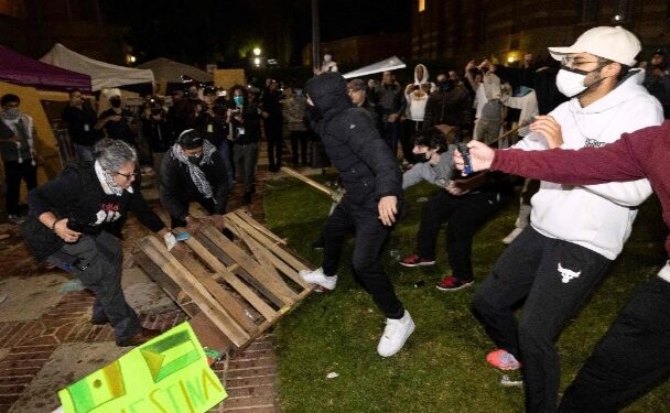 Entra policía a la UCLA por choques a palazos en protestas por Gaza