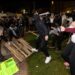 Entra policía a la UCLA por choques a palazos en protestas por Gaza