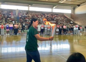 Enciende Xiomara Félix Chacón el pebetero de Cobachada 2024