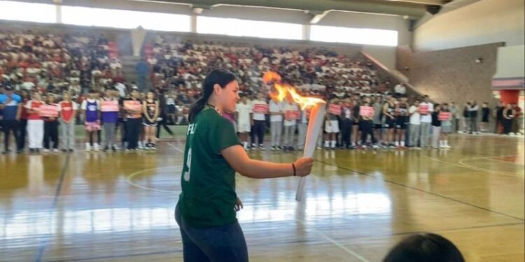 Enciende Xiomara Félix Chacón el pebetero de Cobachada 2024