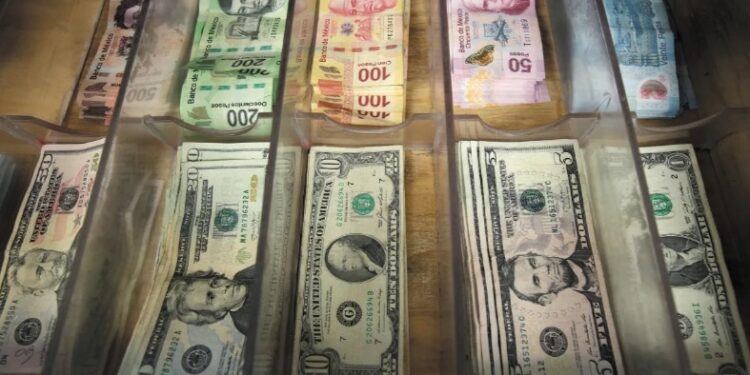 Precio del dólar hoy 22 de mayo de 2024: El peso opera con pérdidas