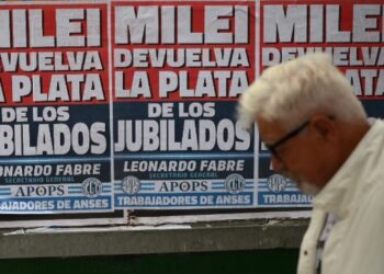 Protestan sindicatos contra reforma laboral de Milei