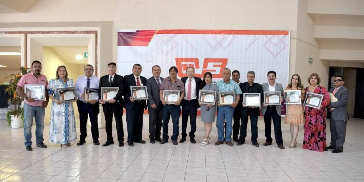 Preside Gobernador ceremonia de homenajeados de Cobach 2024