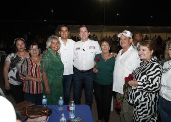 Destaca Elías Retes importancia de madres de familia.