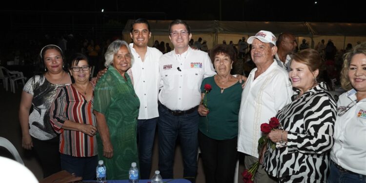 Destaca Elías Retes importancia de madres de familia.