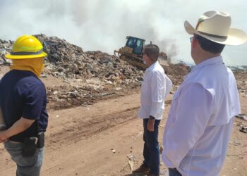 Suman esfuerzos para apagar el incendio del basurón