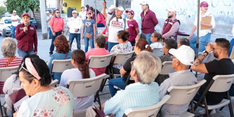 Vecinos del sector La Muralla escuchan propuestas de la doctora Karla Córdova González, candidata a la presidencia municipal