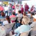 Vecinos del sector La Muralla escuchan propuestas de la doctora Karla Córdova González, candidata a la presidencia municipal