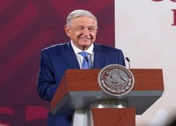AMLO pide a legisladores de la 4T «no titubear»